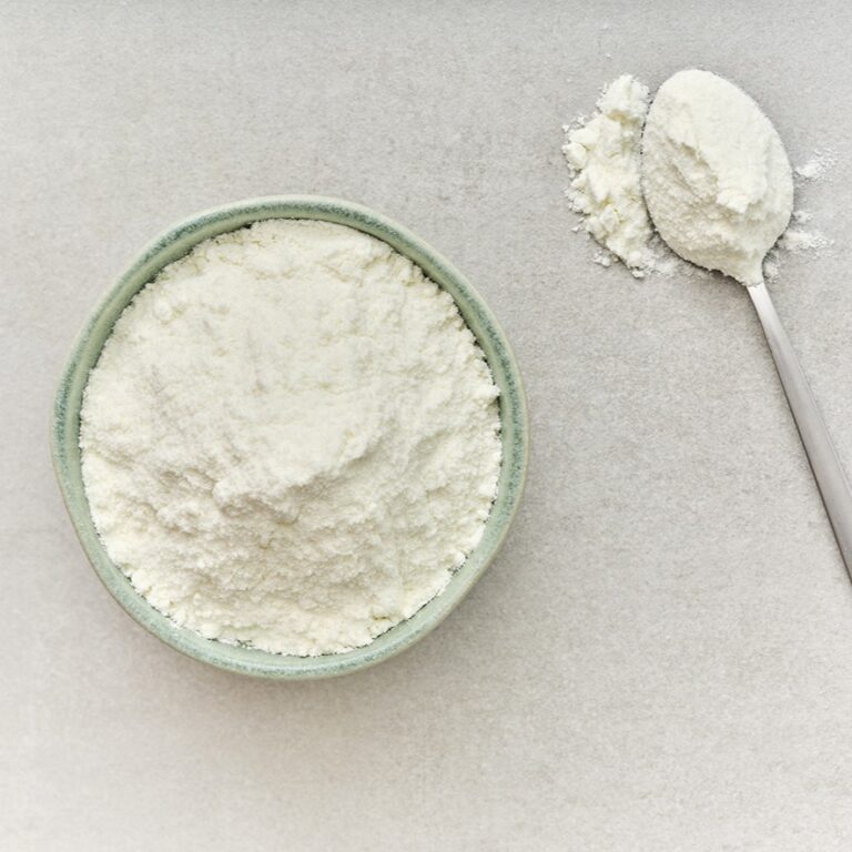 Poudre de lait entier de chèvre dans un bol