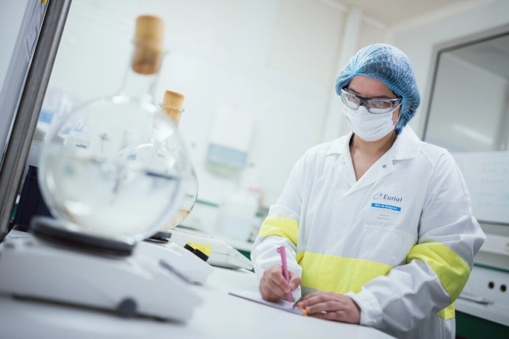 Photo d'une personne travaillant en R&D produit